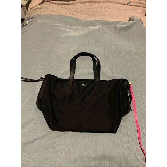 Botkier New York black tote bag, featuring a zipper closure and two interior poc - Picture 4 of 9